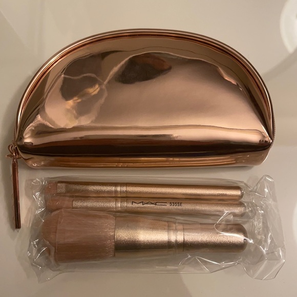 MAC Cosmetics Other - MAC mini case with 3 mini brushes